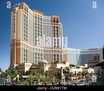 Palazzo e alberghi veneziani sulla striscia di Las Vegas durante una giornata di sole con cielo blu, Las Vegas, Nevada, Stati Uniti Aprile 28 2013 Foto Stock