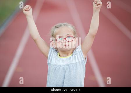 Una ragazza con sindrome di Down è coinvolta in atletica Foto Stock