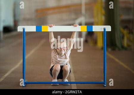 Una ragazza con sindrome di Down è coinvolta in atletica Foto Stock