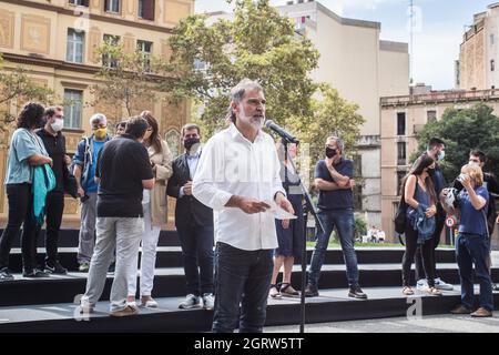 Barcellona, Spagna. 01 ottobre 2021. Il presidente di Omnium Cultural, Jordi Cuixart è visto parlare durante la commemorazione.i rappresentanti di tutti i partiti e le entità d'indipendenza catalane hanno commemorato il quarto anniversario del referendum d'indipendenza catalano del 2017, convocato dall'associazione catalana, Omnium Cultural. Credit: SOPA Images Limited/Alamy Live News Foto Stock