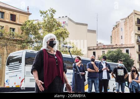 Barcellona, Spagna. 01 ottobre 2021. Il deputato del Parlamento della Catalogna, Dolors Sabater è visto parlare durante la commemorazione.rappresentanti di tutti i partiti e le entità d'indipendenza catalani commemorato il quarto anniversario del referendum per l'indipendenza catalano del 2017, convocato dall'associazione catalana, Omnium Cultural. (Foto di Thiago Prudencio/SOPA Images/Sipa USA) Credit: Sipa USA/Alamy Live News Foto Stock