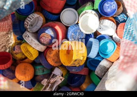 Nakuru, Kenya. 01 ottobre 2021. Il problema crescente dei rifiuti di plastica che finiscono nell'ambiente sta diventando una preoccupazione e gli ambientalisti chiedono maggiori investimenti nelle infrastrutture per riciclare la plastica al fine di promuovere l'economia circolare e ridurre l'inquinamento della plastica. Essi chiedono inoltre al governo di introdurre un sistema obbligatorio di deposito e rimborso delle bottiglie (DRS) che darà valore alle bottiglie di plastica per bevande comunemente note come animali da compagnia (polietilentereftalato). Il sistema di rimborso del deposito è un sistema in cui i consumatori pagano una piccola quantità di denaro Foto Stock