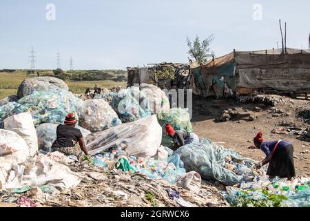 Nakuru, Kenya. 01 ottobre 2021. Le donne sono viste smistare i rifiuti delle bottiglie di plastica nel sito di scarico di Gioto per essere portati in un impianto di riciclaggio vicino.il problema crescente dei rifiuti di plastica che finiscono nell'ambiente sta diventando una preoccupazione e gli ambientalisti stanno chiedendo più investimenti nelle infrastrutture per riciclare la plastica per promuovere l'economia circolare e ridurre l'inquinamento della plastica. Essi chiedono inoltre al governo di introdurre un sistema obbligatorio di deposito e rimborso delle bottiglie (DRS) che darà valore alle bottiglie di plastica per bevande comunemente note come animali da compagnia (polietilentereftalato). Rimborso deposito sch Foto Stock