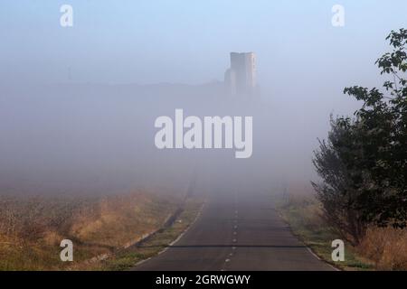 Enisala fortezza medievale in nebbia Foto Stock