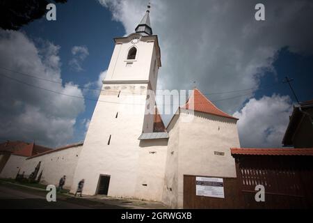 Chiesa fortificata di Darjiu un monumento storico e architettonico del XIII-XIV secolo, incluso nella lista UNESCO del patrimonio culturale mondiale. Foto Stock