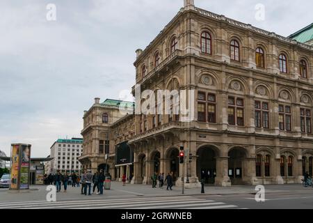 30 maggio 2019 Vienna, Austria - il Teatro dell'Opera di Vienna (Wiener Staatsoper). Le facciate sono decorate con archi in stile rinascimentale. Vista sulla strada tra Foto Stock