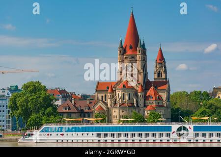 1 giugno 2021 Vienna, Austria - Chiesa di San Francesco d'Assisi - Franz von Assisi-Kirche (Kaiser Franz-Josef-Jubiläumskirche), vista dal parco Donau/ Foto Stock