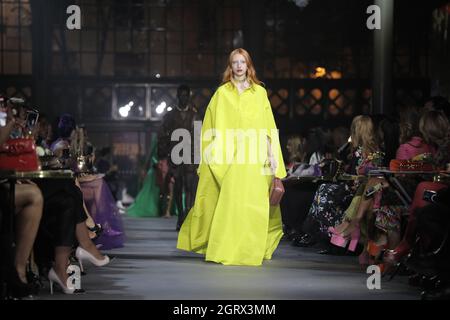 Parigi, Francia. 01 ottobre 2021. Un modello prende in passerella durante lo spettacolo Primavera-Estate 2022 di Valentino alla Paris Fashion Week, venerdì 1 ottobre 2021. Foto di Eco Clement/UPI. Credit: UPI/Alamy Live News Foto Stock