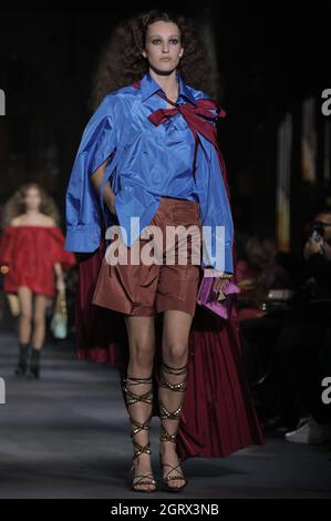 Parigi, Francia. 01 ottobre 2021. Un modello prende in passerella durante lo spettacolo Primavera-Estate 2022 di Valentino alla Paris Fashion Week, venerdì 1 ottobre 2021. Foto di Eco Clement/UPI. Credit: UPI/Alamy Live News Foto Stock