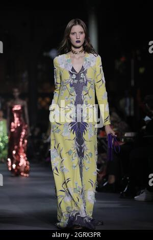 Parigi, Francia. 01 ottobre 2021. Un modello prende in passerella durante lo spettacolo Primavera-Estate 2022 di Valentino alla Paris Fashion Week, venerdì 1 ottobre 2021. Foto di Eco Clement/UPI. Credit: UPI/Alamy Live News Foto Stock