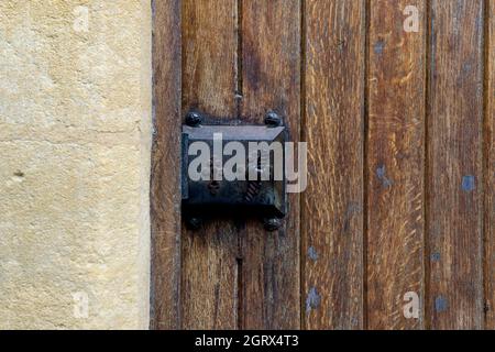Antica porta d'ingresso in legno con una maniglia e serratura porta d'epoca Foto Stock