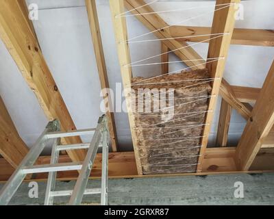 Lana di roccia minerale per tetti e soffitti isolamento termico per  costruzioni di case Foto stock - Alamy