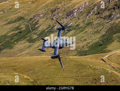 Mach Loop ,Galles Agosto 07 2021, USAF CV-22 Osprey volare attraverso il Mach Foto Stock