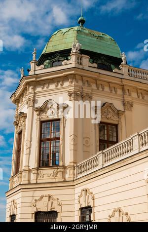 31 maggio 2019 Vienna, Austria - Palazzo Belvedere, dettagli della facciata. Primavera nuvolosa Foto Stock