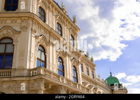 31 maggio 2019 Vienna, Austria - Palazzo Belvedere, dettagli della facciata. Primavera nuvolosa Foto Stock