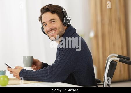 disabilita l'uomo che fa colazione Foto Stock