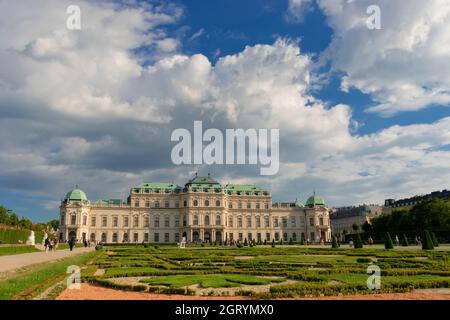 31 maggio 2019 Vienna, Austria - Palazzo Belvedere al tramonto. Cielo nuvoloso primaverile. Vista dal giardino formale Foto Stock