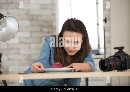 le mani delle donne scattano le foto della torta Foto Stock
