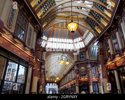 Londra, Grande Londra, Inghilterra, settembre 21 2021: Tetto interno del mercato di Leadenhall un mercato coperto nella città di Londra risalente al 14 ° CEN Foto Stock