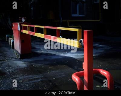 Barriera cancello automatico. Immagine colorata di una barriera chiusa Foto Stock