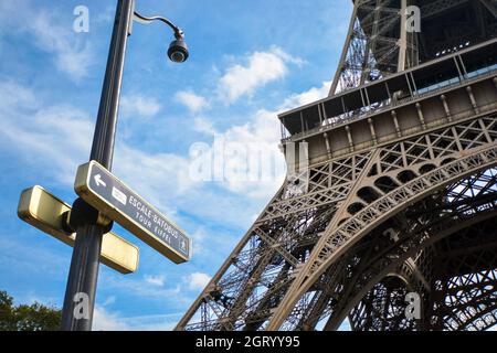 Una giornata di sole a Parigi in Francia con un cartello stradale per l'Escale Batobus e la Tour Eiffel e la Torre Eiffel sullo sfondo Foto Stock