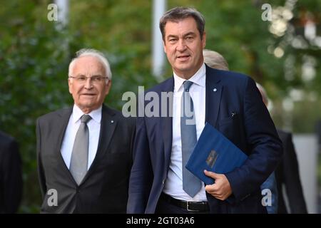 Monaco di Baviera, Germania. 01 ottobre 2021. Markus SOEDER (primo Ministro Baviera e Presidente CSU), a sinistra: Edmund STOIBER. Festa di compleanno del presidente onorario della CSU Dr. Edmund Stoiber in occasione del suo 80° compleanno il 1° ottobre 2021 presso la Fondazione Hanns Seidel di Monaco. Credit: dpa Picture Alliance/Alamy Live News Foto Stock