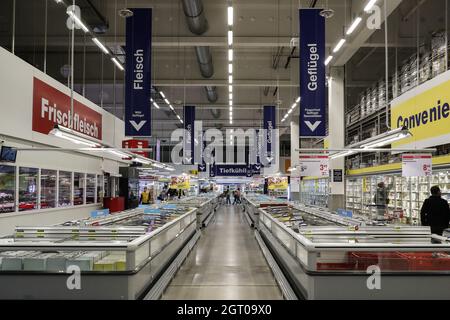 Berlino, Germania. 1 ottobre 2021. I clienti acquistano presso un supermercato a Berlino, capitale della Germania, il 1° ottobre 2021. L’inflazione dell’Eurozona ha subito un’accelerazione al 3.4% su base annuale (y-o-y) a settembre, raggiungendo un picco di 13 anni, secondo una stima lampante pubblicata venerdì da Eurostat, l’ufficio statistico dell’Unione europea (UE). Credit: Shan Yuqi/Xinhua/Alamy Live News Foto Stock