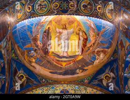 Scene bibliche in oro e mosaici blu all'interno della Chiesa del nostro Salvatore sul sangue versato a San Pietroburgo, Russia. Foto Stock