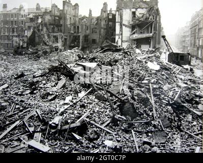 Bombardamento esteso e danni da esplosione a Hallam Street e Duchess Street durante il Blitz, Westminster, Londra 1940 Foto Stock