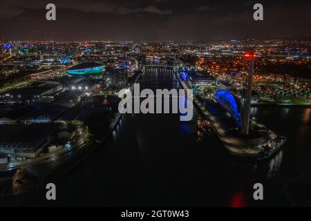 Glasgow, Scozia, Regno Unito. 1 ottobre 2021. NELLA FOTO: Vista aerea notturna del sito COP26 e delle luci della città circostante del centro di Glasgow con il fiume Clyde. Ci sono trenta giorni prima che i Capi di stato, migliaia di delegati, media, stampa e giornalisti si recino a Glasgow per la Conferenza sul cambiamento climatico e i lavori si svolgeranno di notte e 24 ore al giorno per rispettare la scadenza del vertice sul cambiamento climatico. Credit: Colin Fisher/Alamy Live News Foto Stock