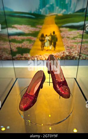 Dorothy's Ruby pantofole dal Wizard of Oz all'Academy Museum of Motion Pictures di Los Angeles, California Foto Stock