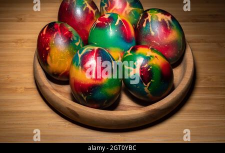 Pasqua colorate uova dipinte a mano, un'antica tradizione popolare religiosa. Uovo bollito in diversi colori sciolto in acqua e ulteriormente dipinto a mano Foto Stock