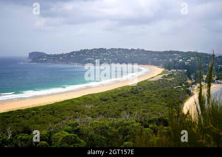 Barrenjoey Istmo, che divide Pittwater dall'Oceano Pacifico Foto Stock