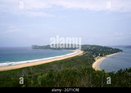 Barrenjoey Istmo, che divide Pittwater dall'Oceano Pacifico. Foto Stock