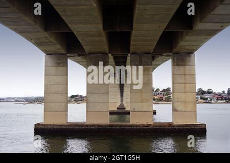 Vista sotto il ponte Captain Cook come visto da Rocky Point, a Sans Souci, un sobborgo nella Sydney meridionale. Foto Stock