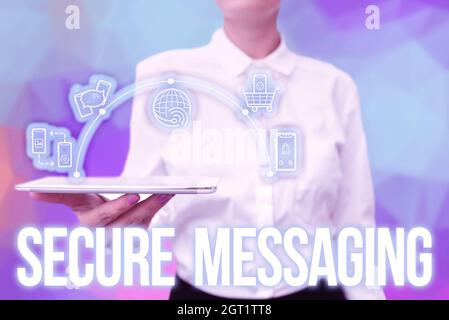 Scrittura a mano di testo messaggistica sicura. Vetrina aziendale proteggere i dati critici quando inviati oltre la mano tablet Lady Uniform Corporate Border Foto Stock