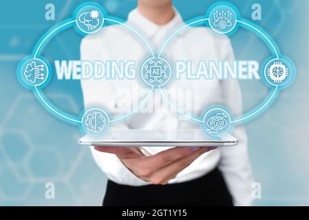 Cartello con la scritta Wedding Planner. Parola scritta su qualcuno che pianifica e organizza matrimoni come professione Lady uniforme in piedi mano tavoletta Foto Stock