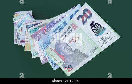 Tutte le denominazioni di naira nigeriano nota su sfondo verde semplice Foto Stock