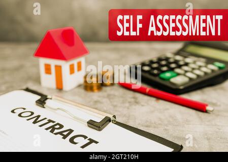 Scrittura di testo con autovalutazione. La valutazione di idea di affari di se stessi o di uno s è azioni ed atteggiamenti che comprano le idee della nuova casa, proprietà Foto Stock