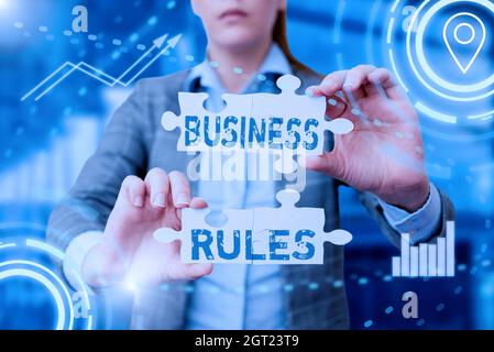 Scrittura visualizzazione del testo regole aziendali. Business Concept una direttiva specifica che limita o definisce un business Business Woman Holding Jigsaw Foto Stock