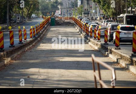 Bucarest, Romania - 27 settembre 2021: Ricostruzione della linea del tram sul viale generale Vasile Milea, a Bucarest. Foto Stock