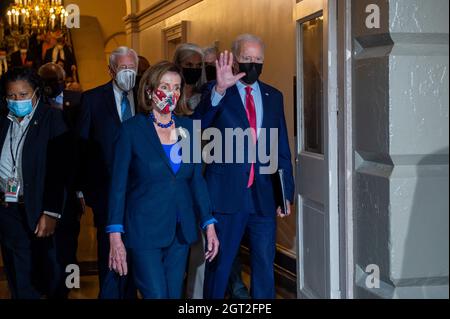 Washington DC, Stati Uniti. 01 ottobre 2021. Il presidente degli Stati Uniti Joe Biden, a destra, e il presidente della Camera dei rappresentanti degli Stati Uniti Nancy Pelosi (democratico della California) arrivano per colloqui sul progetto di legge sulle infrastrutture al Campidoglio degli Stati Uniti a Washington, DC, venerdì 1 ottobre 2021. Credit: Rod Lammey/CNP /MediaPunch Credit: MediaPunch Inc/Alamy Live News Foto Stock