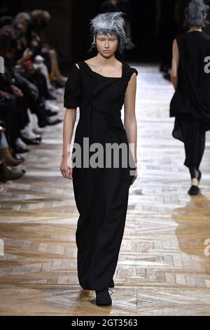 Parigi, Francia. 01 ottobre 2021. Modella cammina sulla pista al Salone di moda Yohji Yamamamoto durante la sfilata di moda Primavera/Estate 2022 alla settimana della moda di Parigi, in Francia, il 1° ottobre 2021. (Foto di Jonas Gustavsson/Sipa USA) Credit: Sipa USA/Alamy Live News Foto Stock