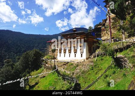 Vista panoramica del monastero di Chagri Dorjeden del Bhutan, chiamato anche Cheri Dorji Dhen, con ponteggi visibili all'estremità a causa di ampie riparazioni Foto Stock