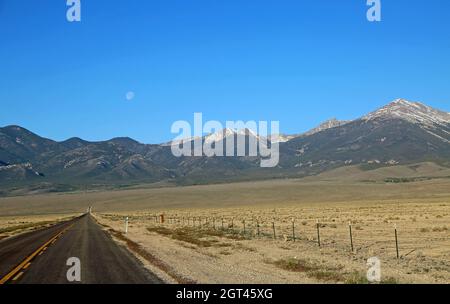 La strada che attraversa Snake Valley - Great Basin National Park, Nevada Foto Stock