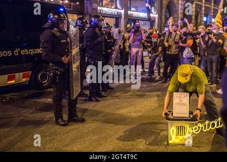 Barcellona, Spagna. 01 ottobre 2021. Un manifestante pone una cassa di voto che dice, né dimenticare né perdonare la libertà davanti alla polizia, durante la manifestazione. Il gruppo attivista CDR (Comitati per la Difesa della Repubblica) ha indetto una manifestazione contro lo Stato spagnolo e per l'indipendenza della Catalogna il 1 ottobre il quarto anniversario del referendum per l'indipendenza catalana del 2017 Credit: SOPA Images Limited/Alamy Live News Foto Stock