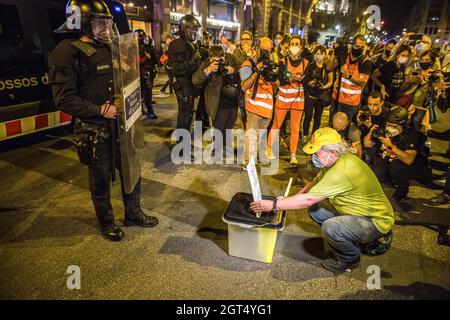 Barcellona, Spagna. 01 ottobre 2021. Un manifestante pone una cassa di voto che dice, né dimenticare né perdonare la libertà davanti alla polizia, durante la manifestazione. Il gruppo attivista CDR (Comitati per la Difesa della Repubblica) ha indetto una manifestazione contro lo Stato spagnolo e per l'indipendenza della Catalogna il 1 ottobre il quarto anniversario del referendum per l'indipendenza catalana del 2017 (Foto di Thiago Prudencio/SOPA Images/Sipa USA) Credit: Sipa USA/Alamy Live News Foto Stock