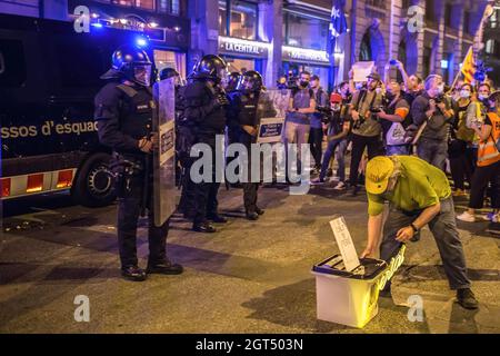 Barcellona, Spagna. 01 ottobre 2021. Un manifestante pone una cassa di voto che dice, né dimenticare né perdonare la libertà davanti alla polizia, durante la manifestazione. Il gruppo attivista CDR (Comitati per la Difesa della Repubblica) ha indetto una manifestazione contro lo Stato spagnolo e per l'indipendenza della Catalogna il 1 ottobre il quarto anniversario del referendum per l'indipendenza catalana del 2017 (Foto di Thiago Prudencio/SOPA Images/Sipa USA) Credit: Sipa USA/Alamy Live News Foto Stock