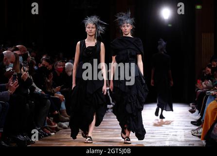 Parigi, Francia. 2 ottobre 2021. I modelli presentano le creazioni della collezione Primavera/Estate 2022 Ready to Wear di Yohji Yamamoto durante la Paris Fashion Week, Parigi, Francia, 1 ottobre 2021. Credit: Xinhua/Alamy Live News Foto Stock