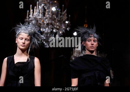 Parigi, Francia. 2 ottobre 2021. I modelli presentano le creazioni della collezione Primavera/Estate 2022 Ready to Wear di Yohji Yamamoto durante la Paris Fashion Week, Parigi, Francia, 1 ottobre 2021. Credit: Xinhua/Alamy Live News Foto Stock